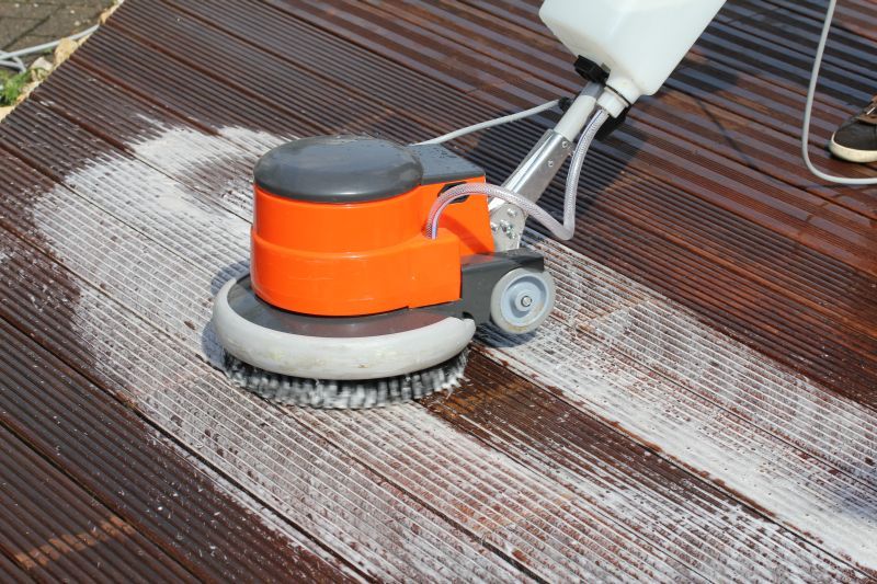 tellermaschine-buerstenaufsatz-zur-gruendlichen-terrassenreinigung